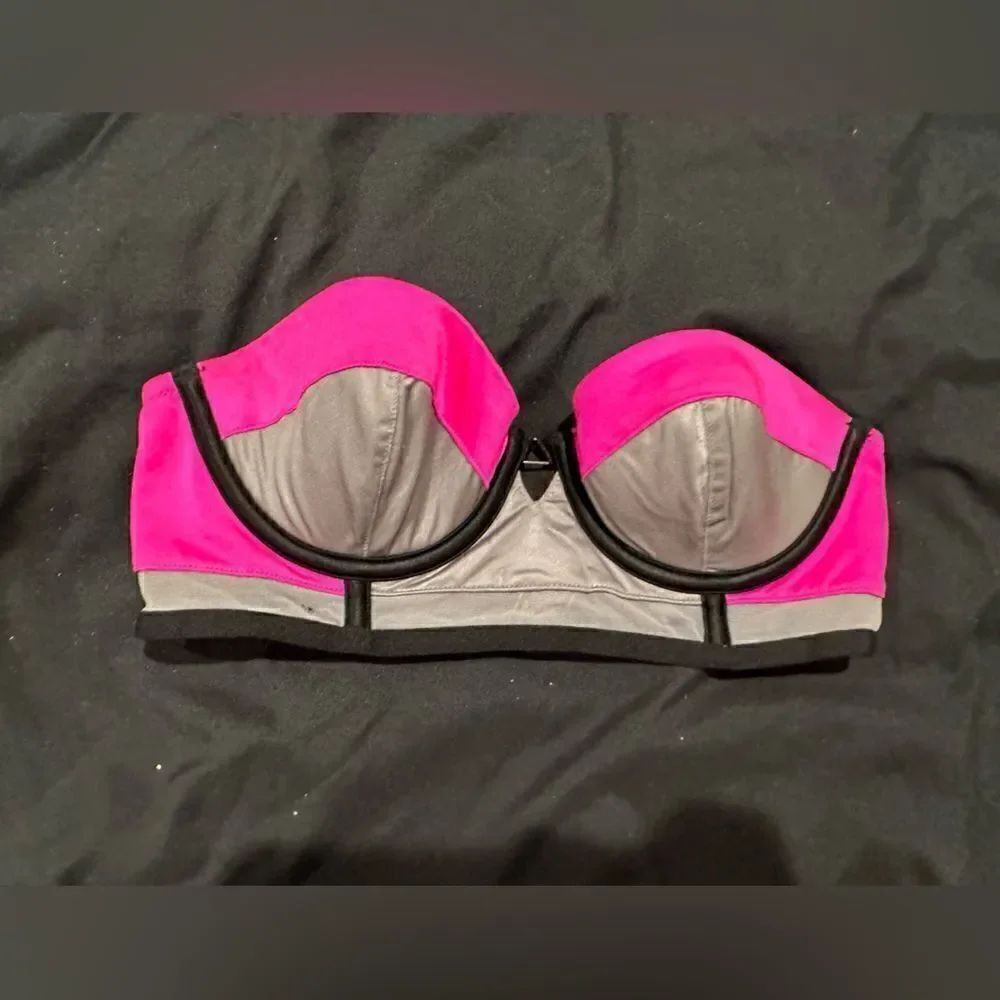 32B Victoria’s Secret bra pink and silver